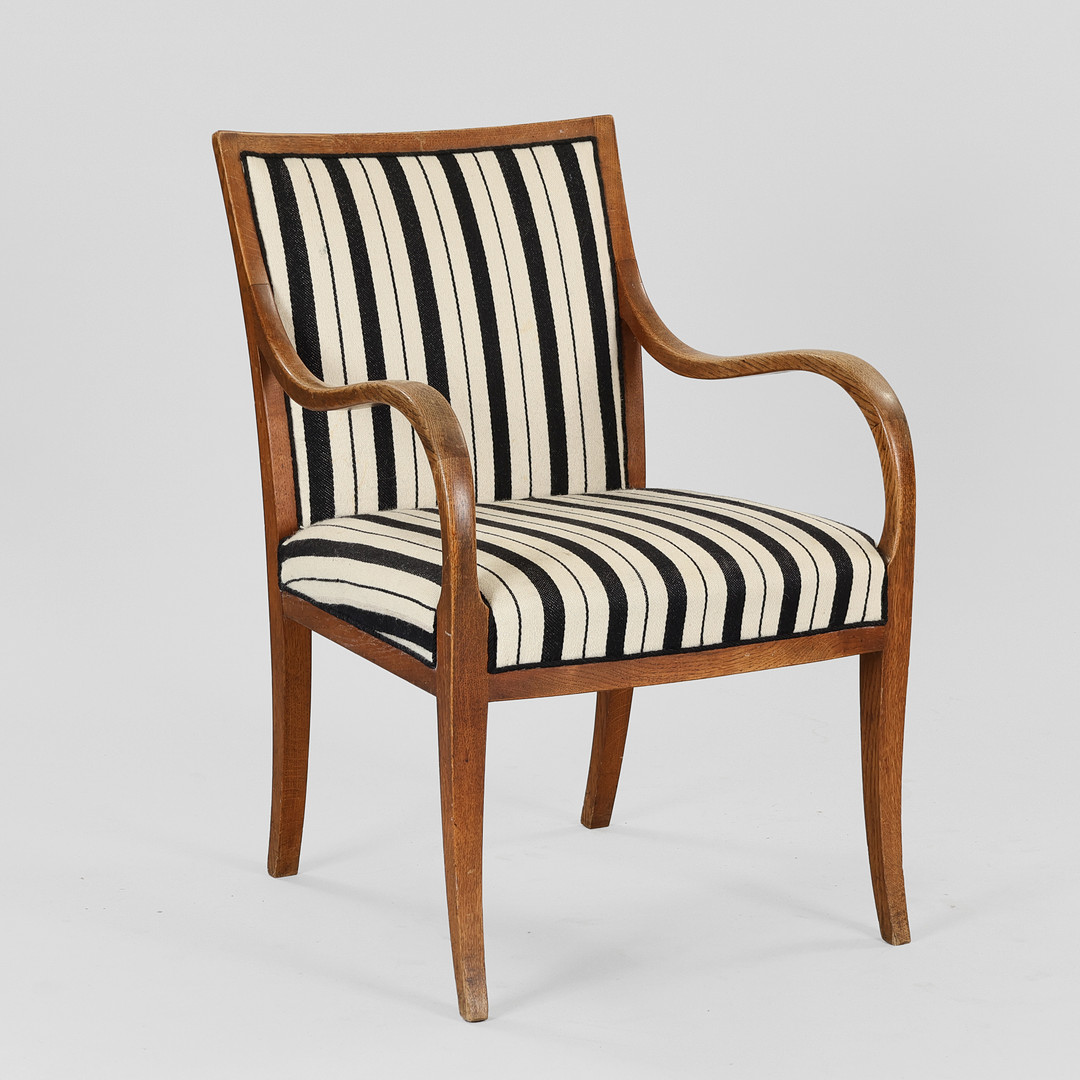 FRITS HENNINGSEN. Armstol med stel af eg, sæde og ryg betrukket med stribet uldstof, Danmark, 1930/40'erne.