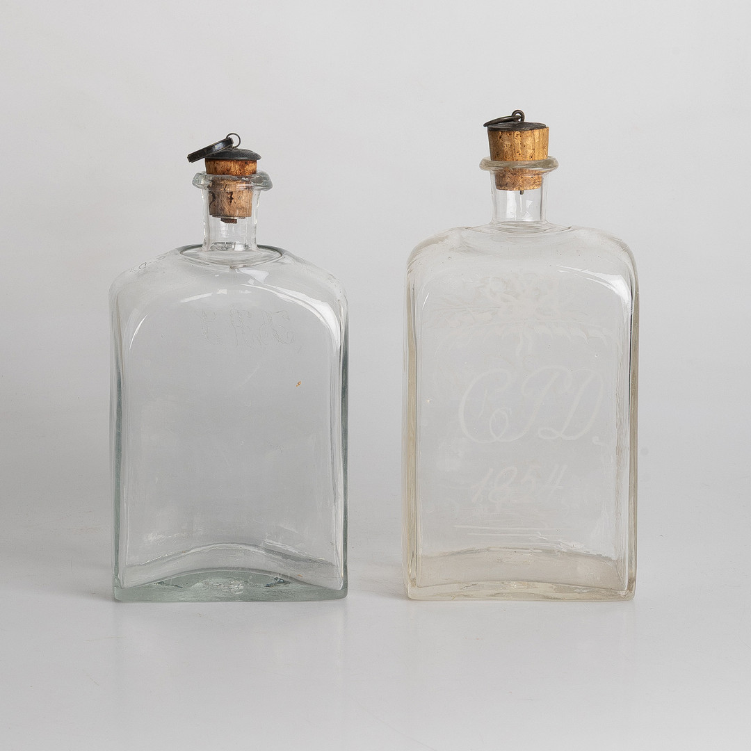 FLASKOR, 2 stycken, glas med greverad dekor, 1800-tal.