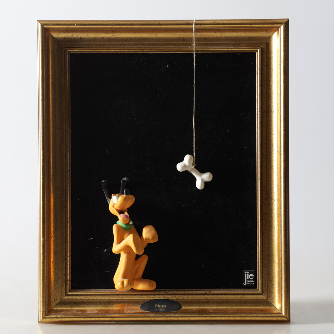 JOAKIM LINDSTRUP. väggrelief, "Pluto", Art Disney Collection, Jie.
