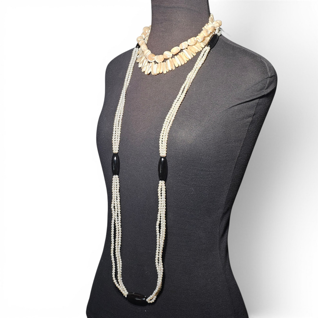 Colección de tres collares en nácar y símil perla.