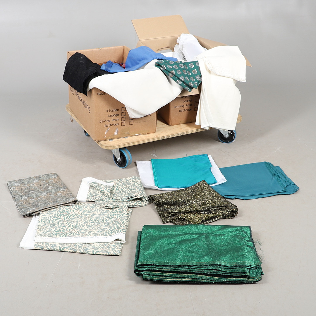 A QUANTITY OF MODERN ASSORTED FABRIC SECTIONS (PLAIN & PATTERNED).