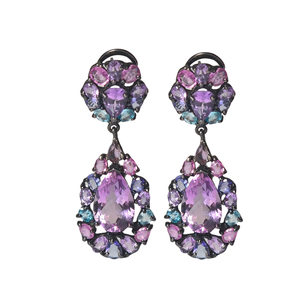 Pendientes en plata con baño de rodio, amatista y zafiros de colores.