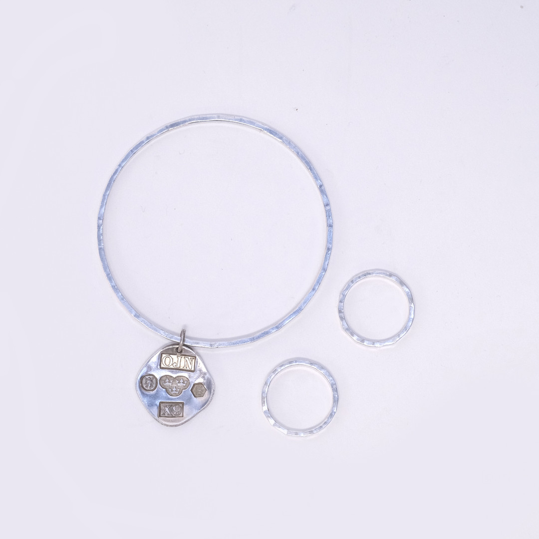 ARMRING SAMT TVÅ RINGAR, SILVER, OWE JOHANSSON, STOCKHOLM 1972.
