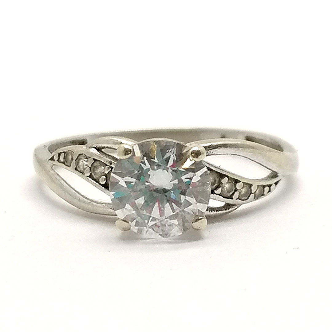 9ct WHITE GOLD SOLITAIRE RING.