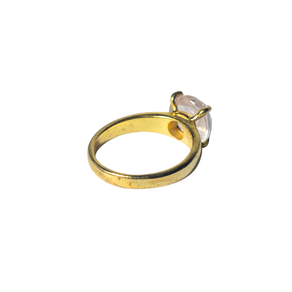 Anillo en plata con baño de oro y cuarzo rosa.