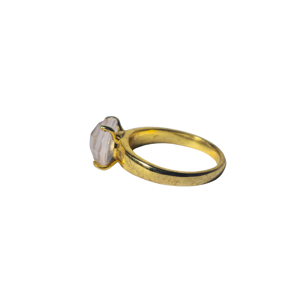 Anillo en plata con baño de oro y cuarzo rosa.