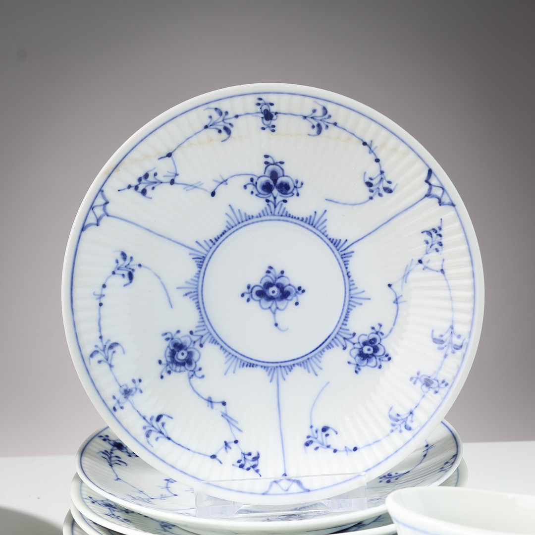 ROYAL COPENHAGEN & BING & GRØNDAHL. Stel af glaseret porcelæn, "Musselmalet Riflet", Danmark, (16).