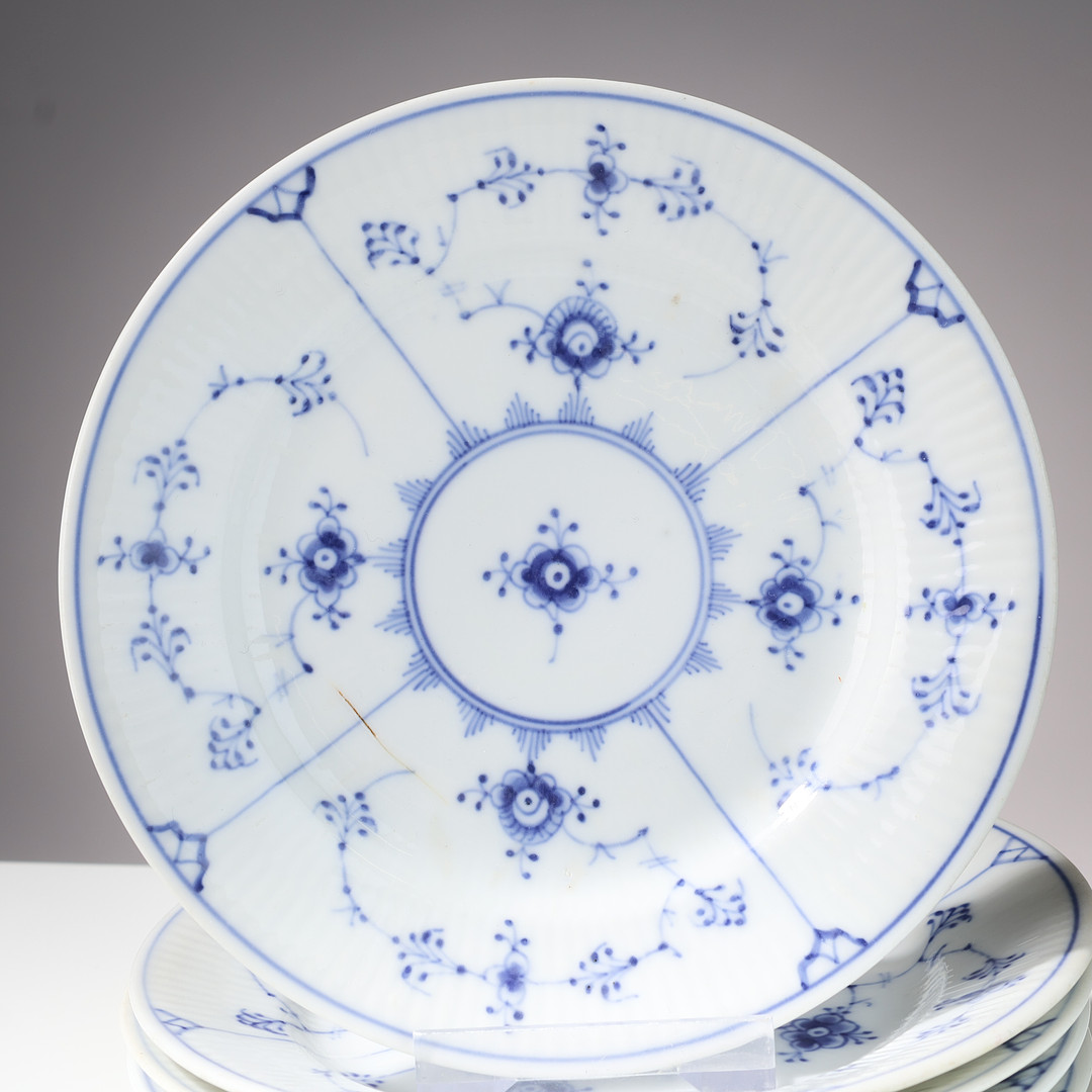 ROYAL COPENHAGEN & BING & GRØNDAHL. Stel af glaseret porcelæn, "Musselmalet Riflet", Danmark, (16).