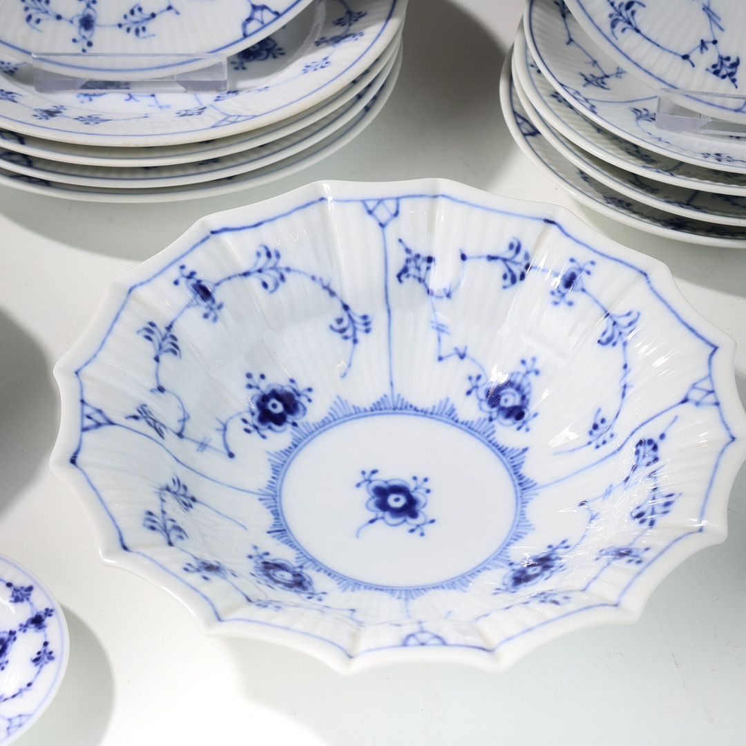 ROYAL COPENHAGEN & BING & GRØNDAHL. Stel af glaseret porcelæn, "Musselmalet Riflet", Danmark, (16).
