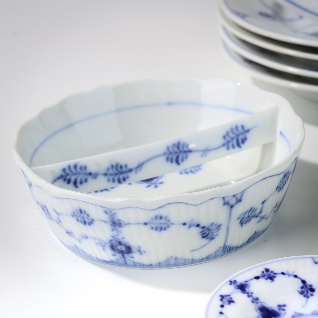 ROYAL COPENHAGEN & BING & GRØNDAHL. Stel af glaseret porcelæn, "Musselmalet Riflet", Danmark, (16).