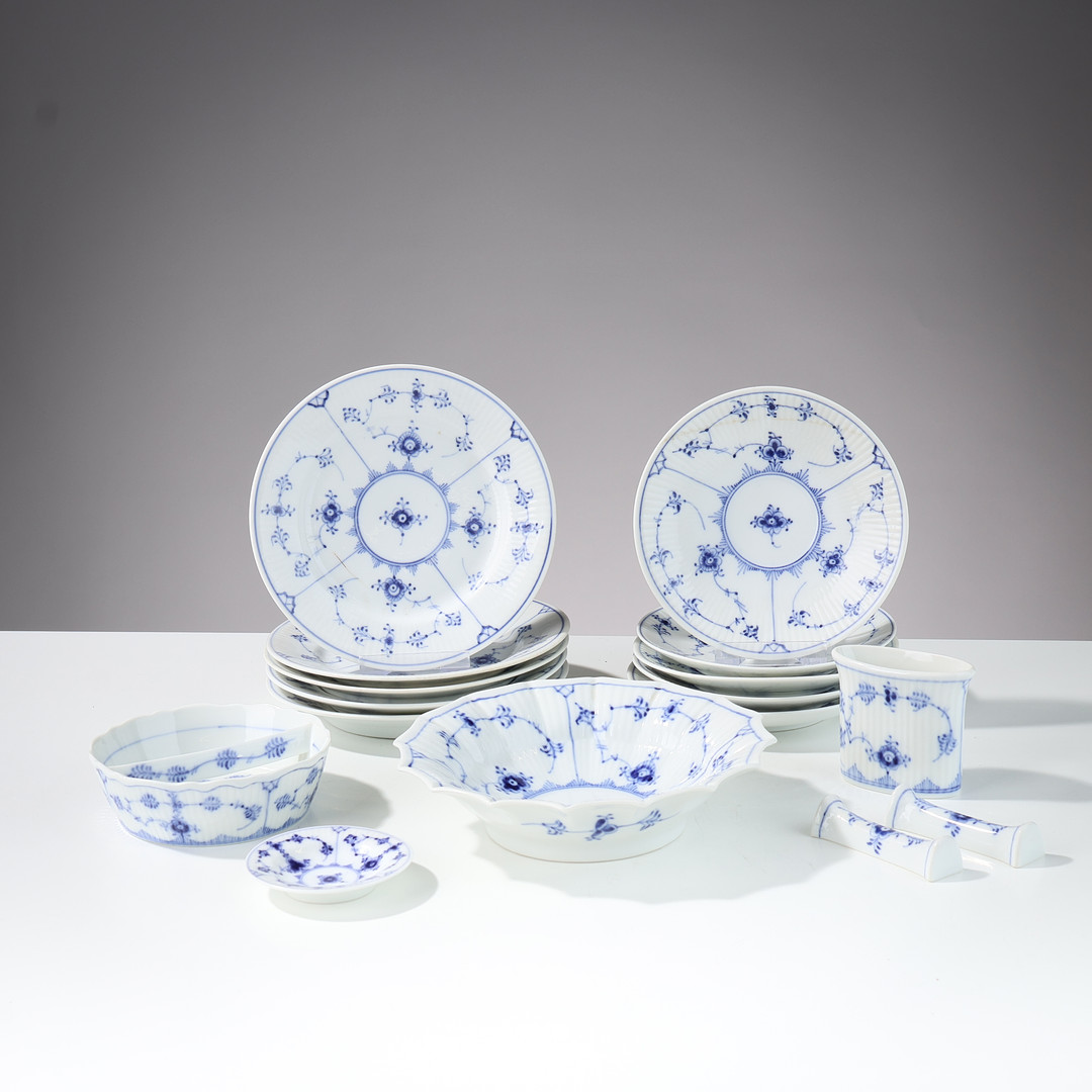 ROYAL COPENHAGEN & BING & GRØNDAHL. Stel af glaseret porcelæn, "Musselmalet Riflet", Danmark, (16).