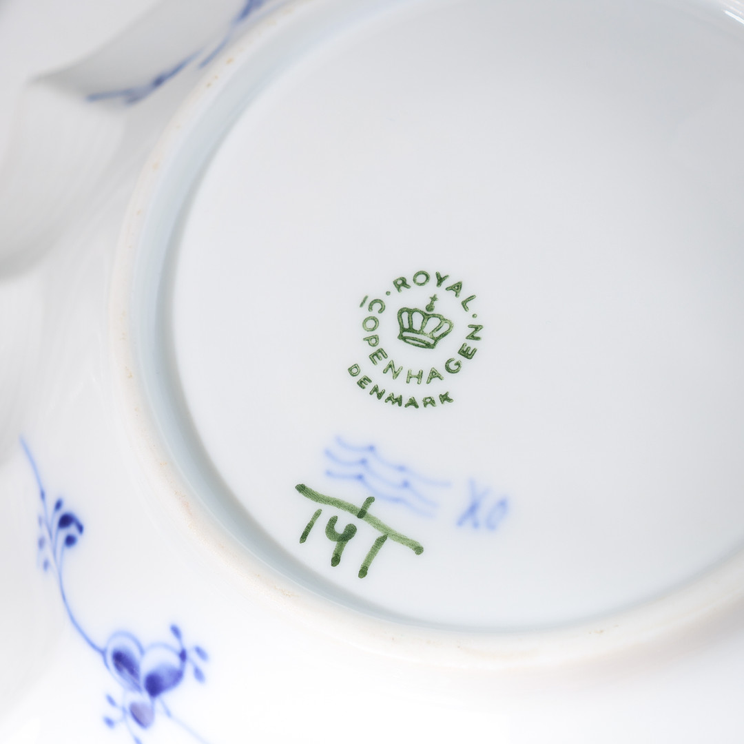 ROYAL COPENHAGEN & BING & GRØNDAHL. Stel af glaseret porcelæn, "Musselmalet Riflet", Danmark, (16).