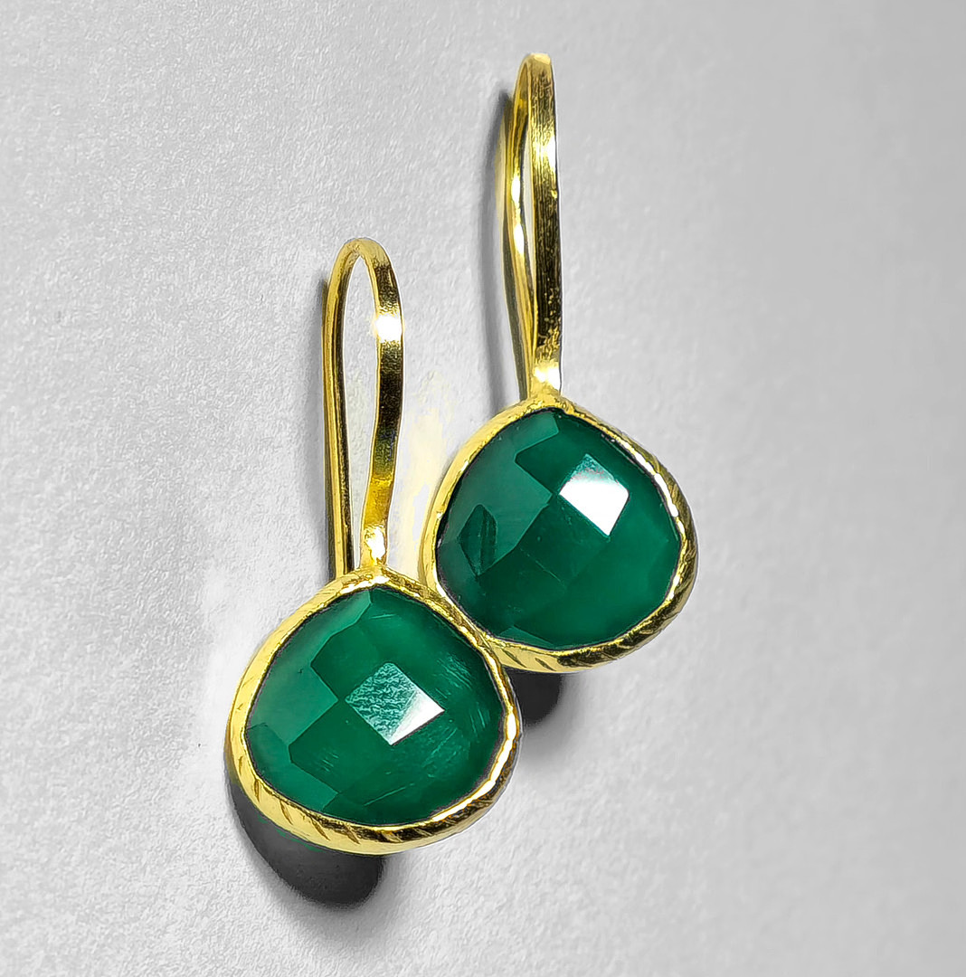 Pendientes en plata con baño de oro y ónix verde.