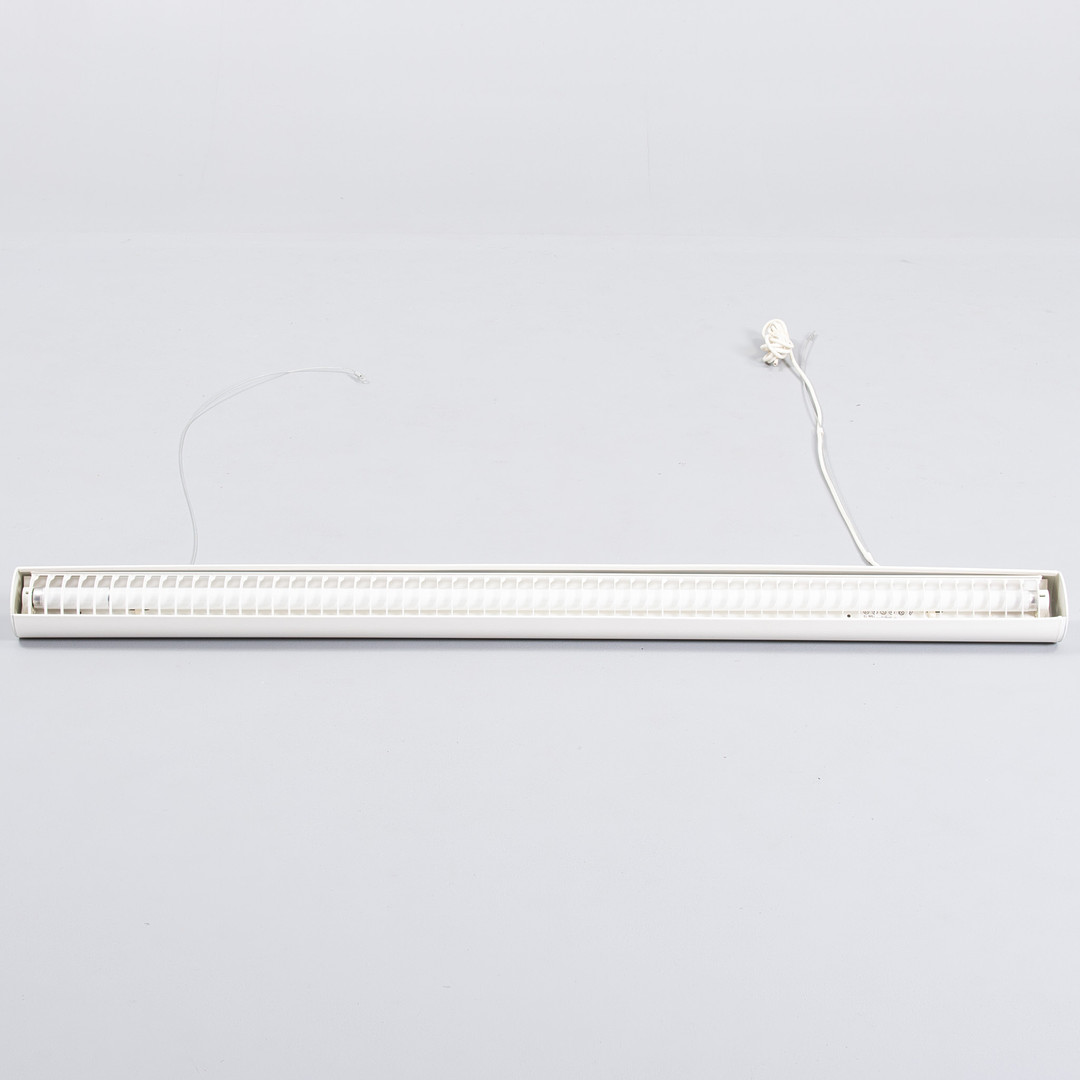OLE PLESS JØRGENSEN. 'Pipeline', loftlampe af hvidlakeret metal, Fremstillet hos Nordisk Solar. Danmark, 1980'erne.