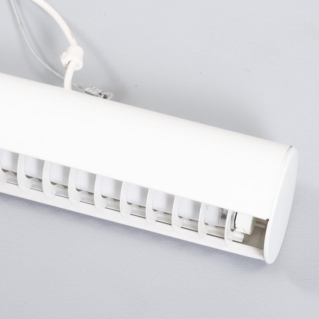 OLE PLESS JØRGENSEN. 'Pipeline', loftlampe af hvidlakeret metal, Fremstillet hos Nordisk Solar. Danmark, 1980'erne.