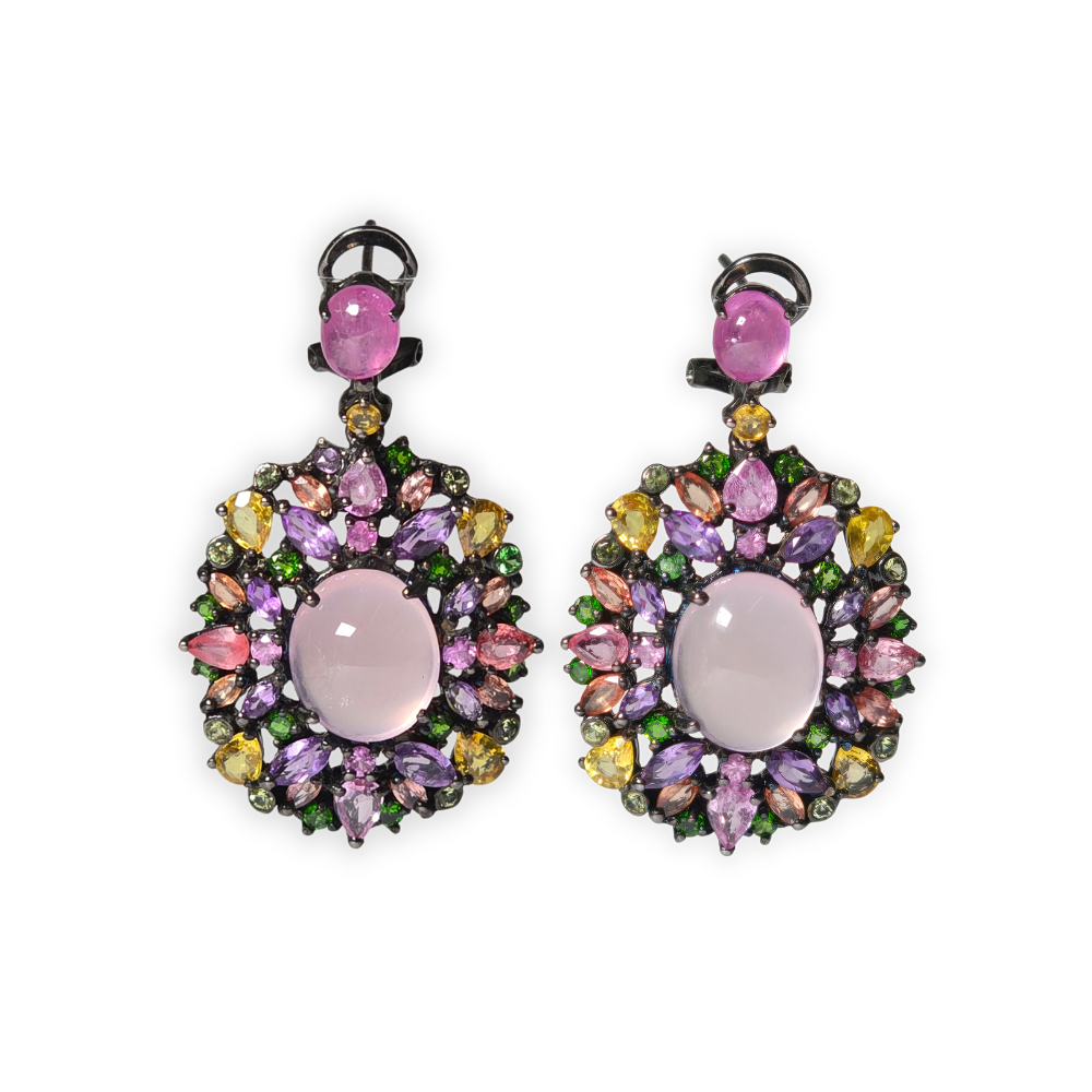 Pendientes en plata con baño de rodio, zafiros de colores, amatista, tsavoritas y cuarzo rosa.