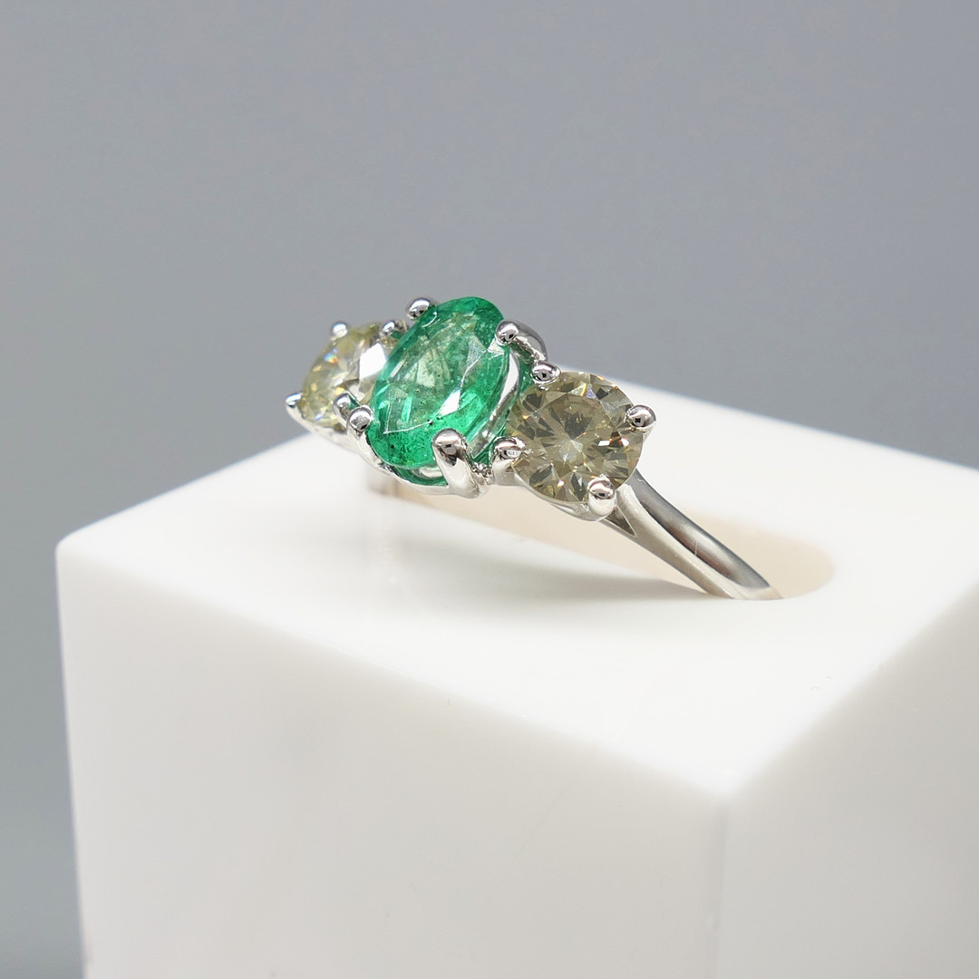 EMERALD & DIAMOND ring, white gold.
