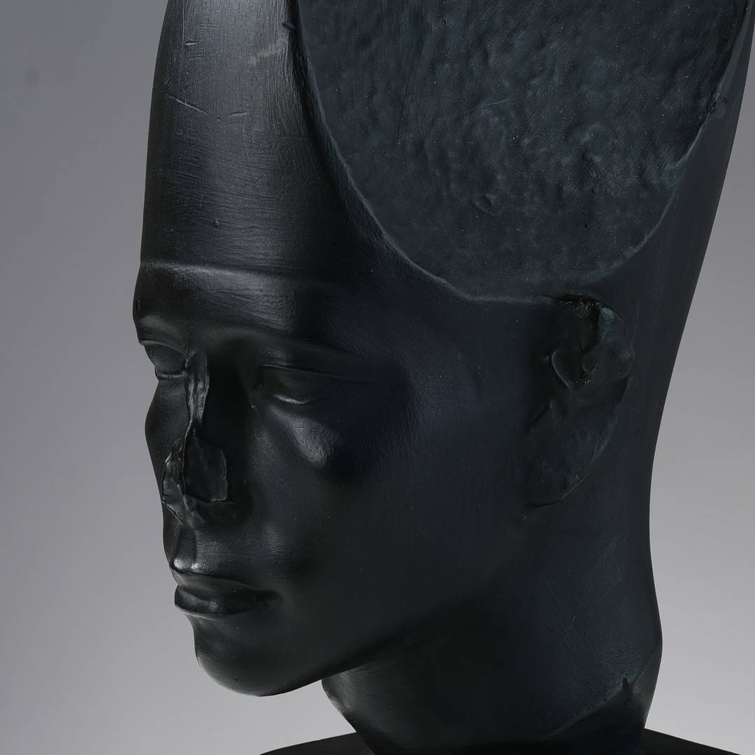 Høj, sortmalet gipsbuste forestillende den ægyptiske farao Amenemhat III, efter original på Ny Carlsberg Glyptotek, Danmark, 20. århundrede.