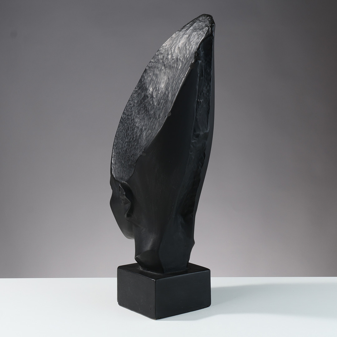 Høj, sortmalet gipsbuste forestillende den ægyptiske farao Amenemhat III, efter original på Ny Carlsberg Glyptotek, Danmark, 20. århundrede.