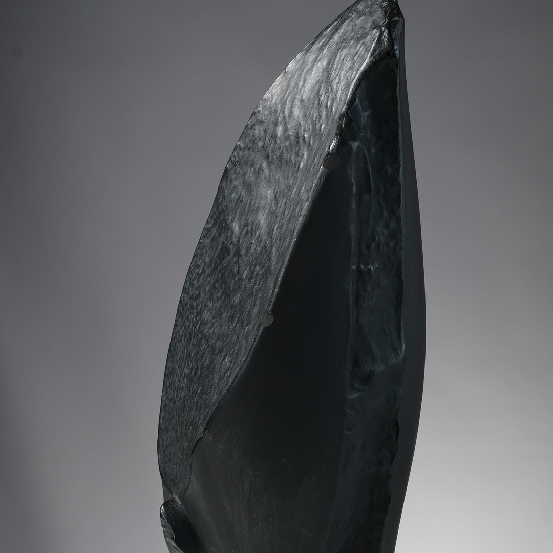 Høj, sortmalet gipsbuste forestillende den ægyptiske farao Amenemhat III, efter original på Ny Carlsberg Glyptotek, Danmark, 20. århundrede.