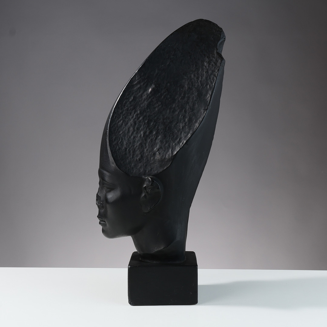Høj, sortmalet gipsbuste forestillende den ægyptiske farao Amenemhat III, efter original på Ny Carlsberg Glyptotek, Danmark, 20. århundrede.