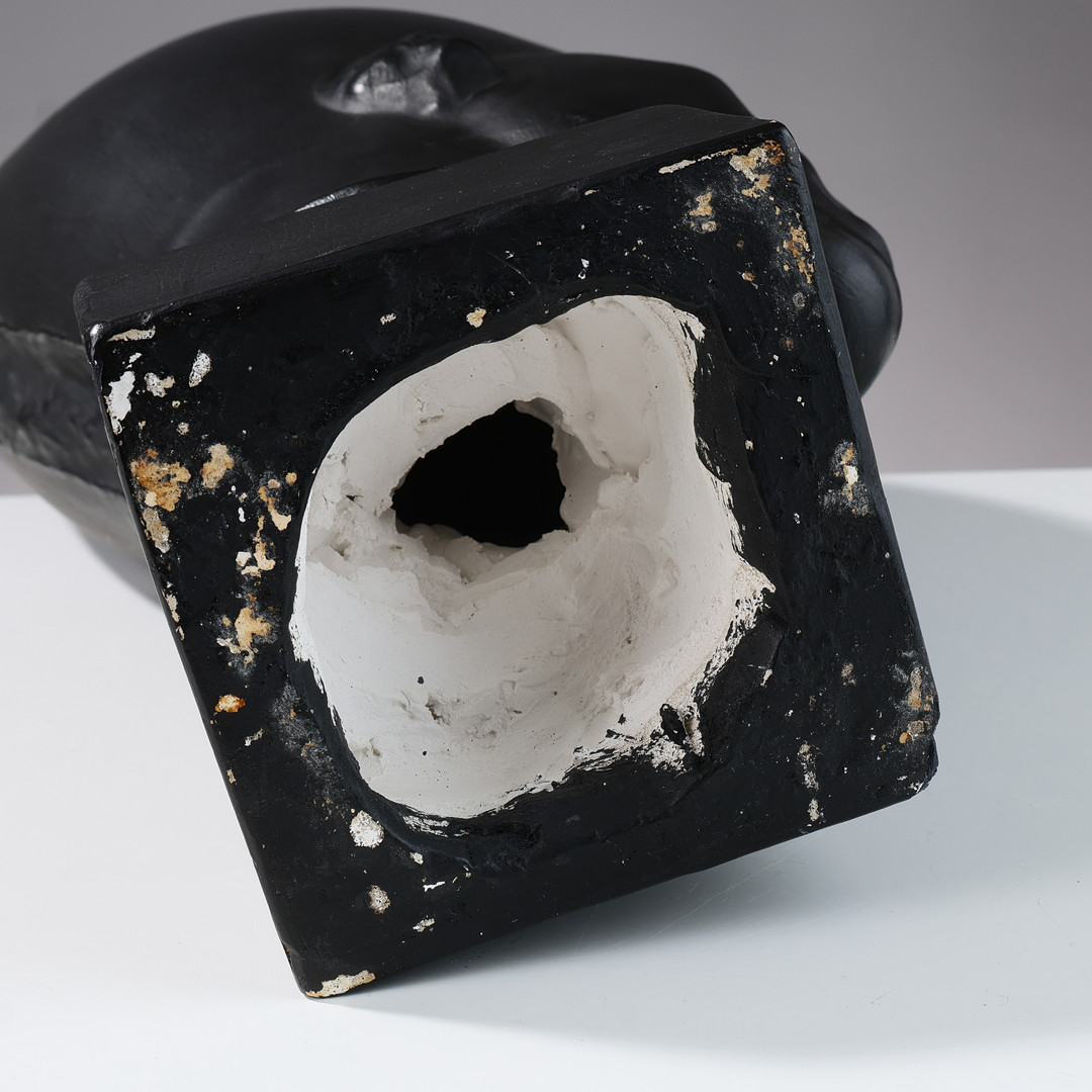 Høj, sortmalet gipsbuste forestillende den ægyptiske farao Amenemhat III, efter original på Ny Carlsberg Glyptotek, Danmark, 20. århundrede.