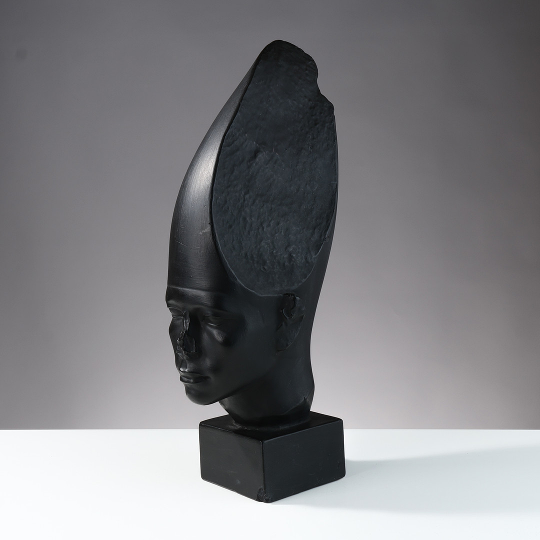 Høj, sortmalet gipsbuste forestillende den ægyptiske farao Amenemhat III, efter original på Ny Carlsberg Glyptotek, Danmark, 20. århundrede.