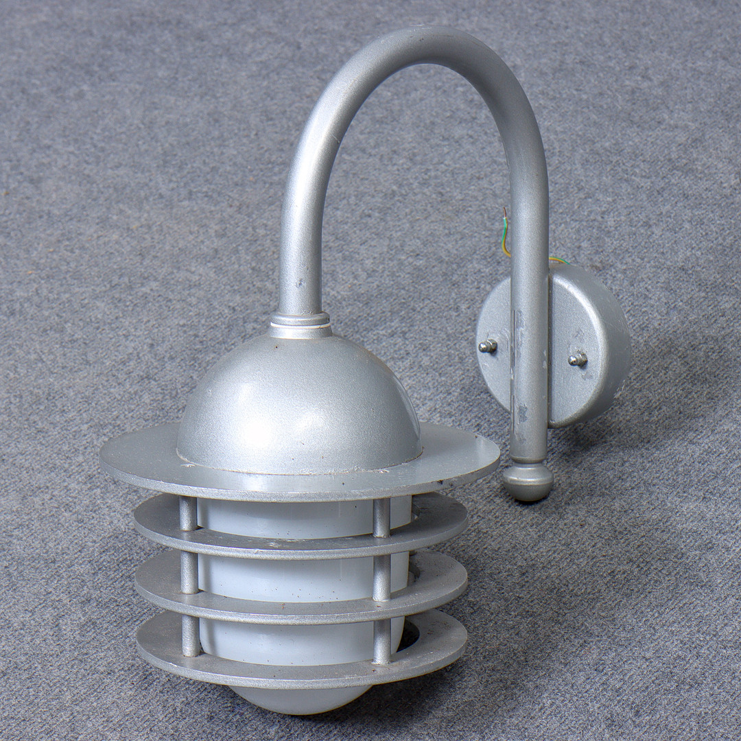 UTOMHUSBELYSNING, VÄGGLAMPA, METALL & GLAS, SAMTIDA.