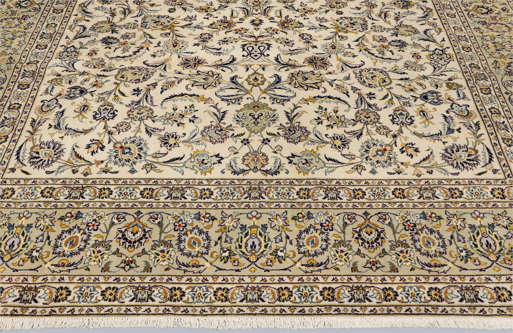 ORIENTMATTA. Ljus Keshan fine, 388 x 285 cm.