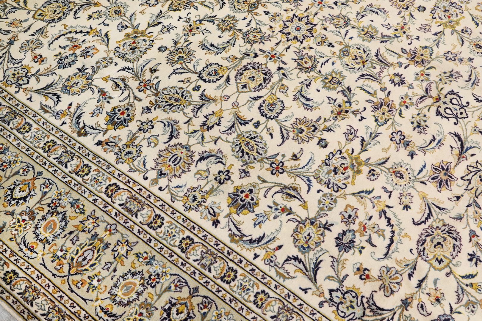 ORIENTMATTA. Ljus Keshan fine, 388 x 285 cm.