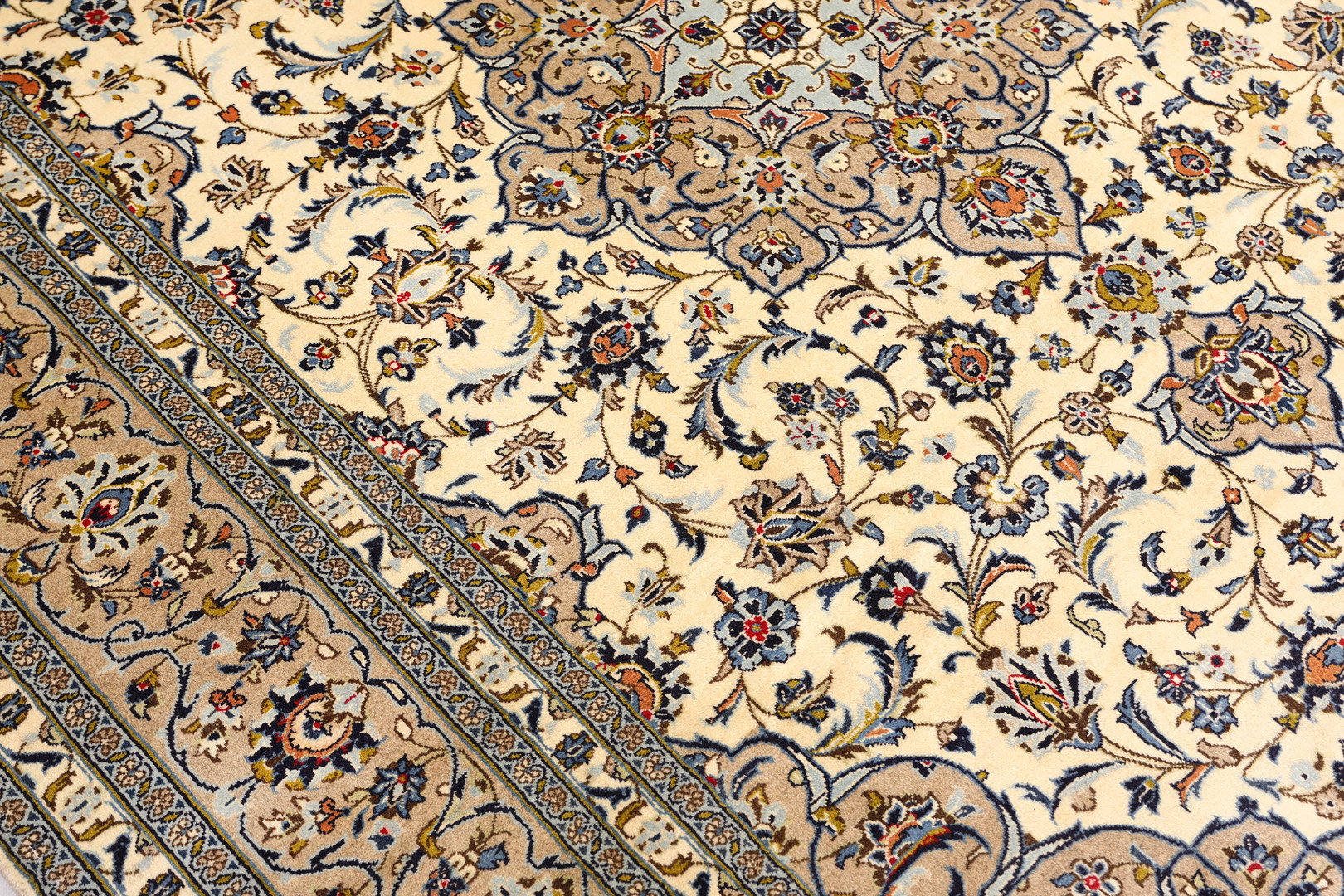ORIENTMATTA. Ljus Keshan fine, 363 x 245 cm.