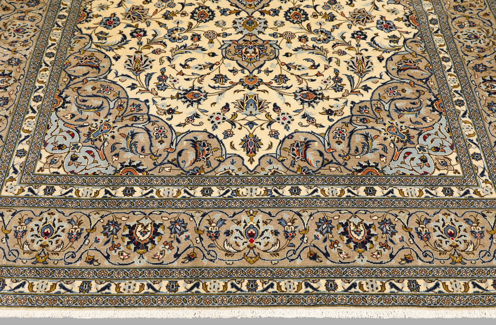 ORIENTMATTA. Ljus Keshan fine, 363 x 245 cm.
