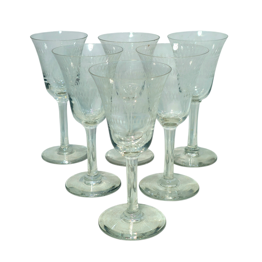Seis copas de licor en cristal con cenefa grabada.