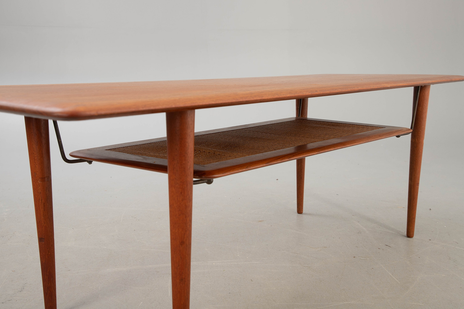 PETER HVIDT UND ORLA MOLGAARD-NIELSEN. France & Son, Couchtisch, Modell 'FD 516', Teak, Rattan, Messing, Dänemark, 1956.