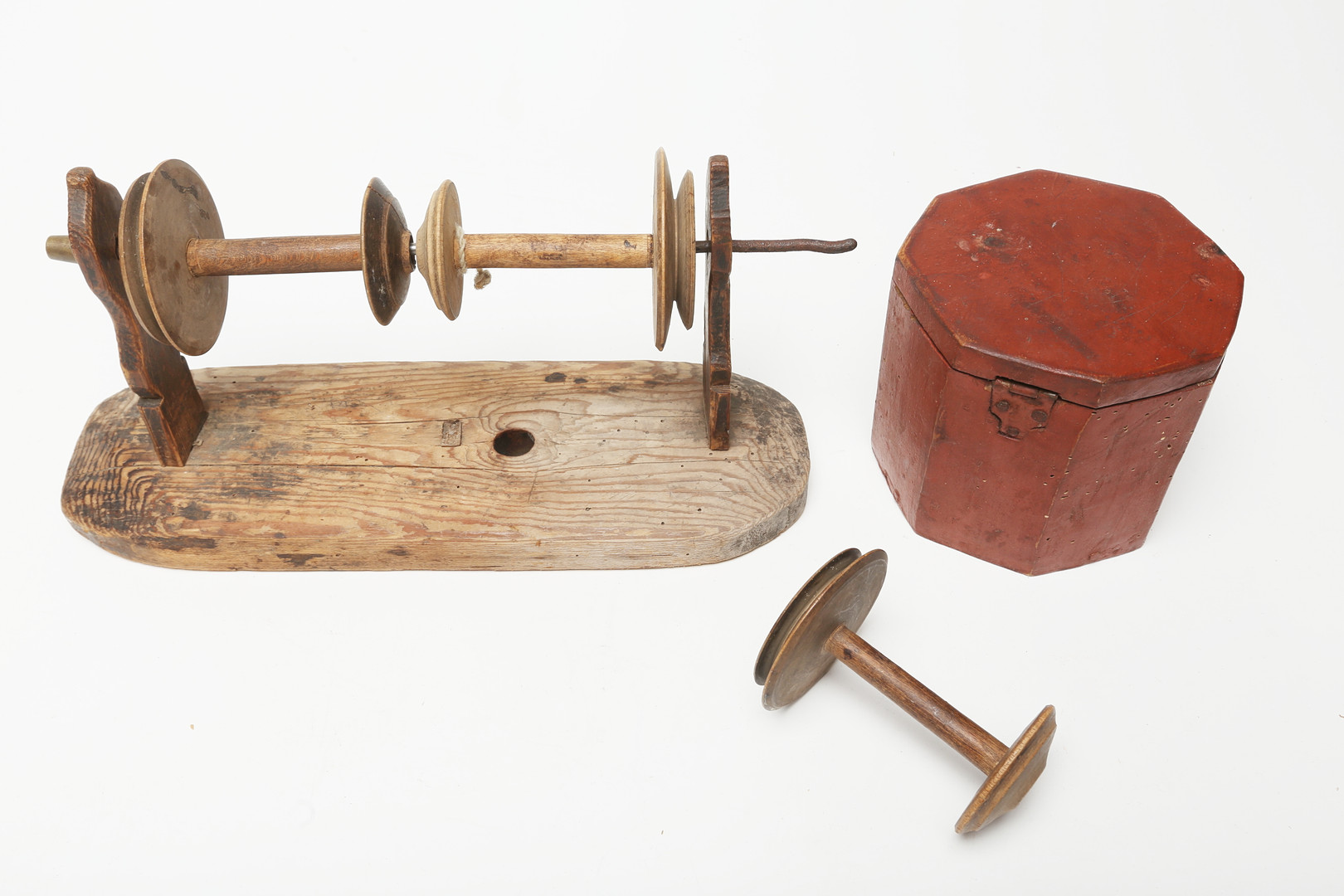 ALLMOGEFÖREMÅL, 2 delar, trä, 1800-tal.