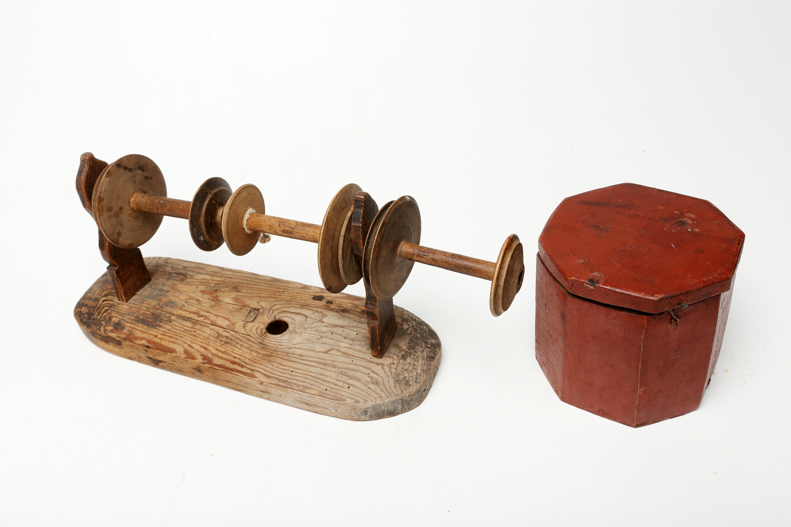 ALLMOGEFÖREMÅL, 2 delar, trä, 1800-tal.