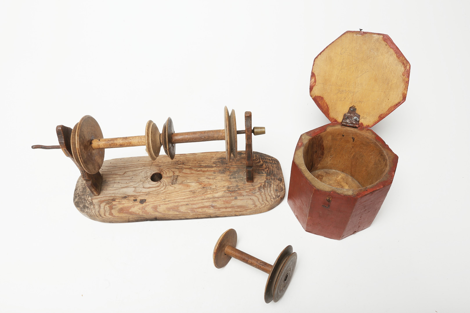 ALLMOGEFÖREMÅL, 2 delar, trä, 1800-tal.