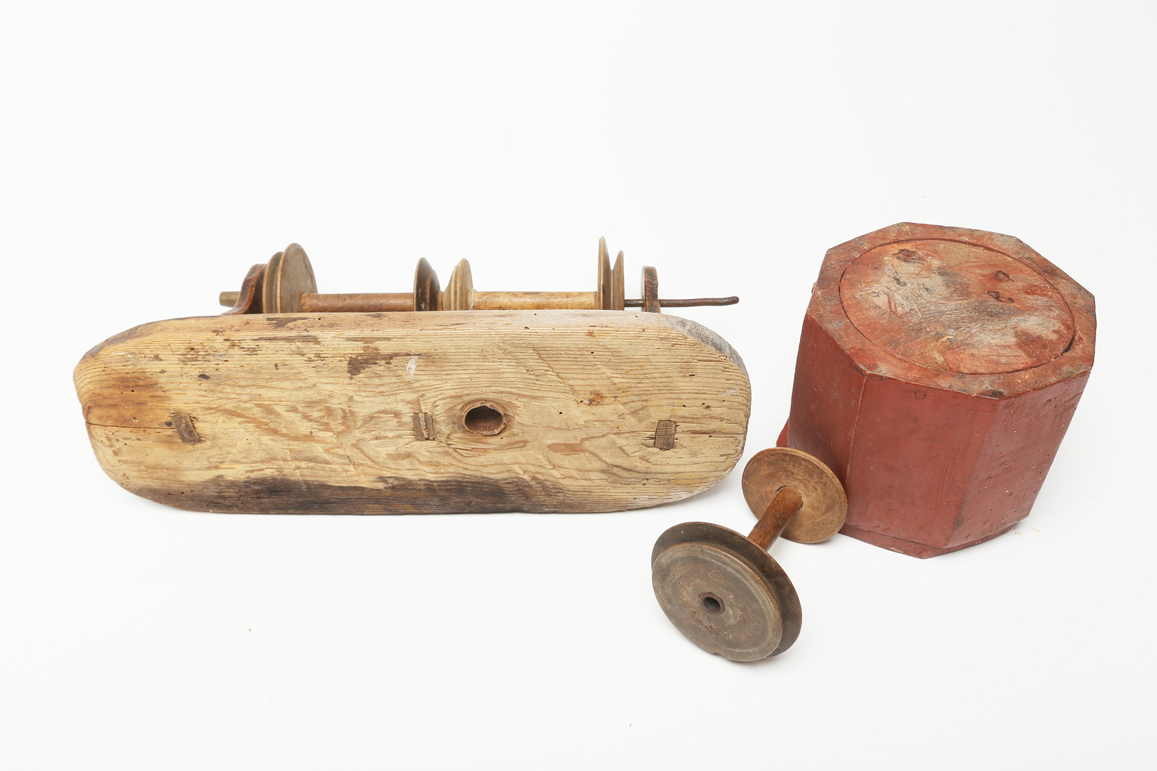 ALLMOGEFÖREMÅL, 2 delar, trä, 1800-tal.
