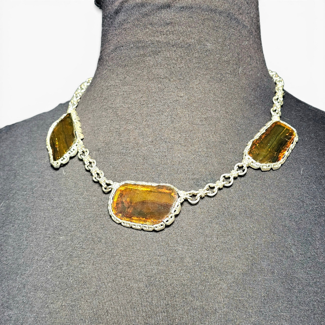 Gargantilla en plata de Ley y piedras ámbar.