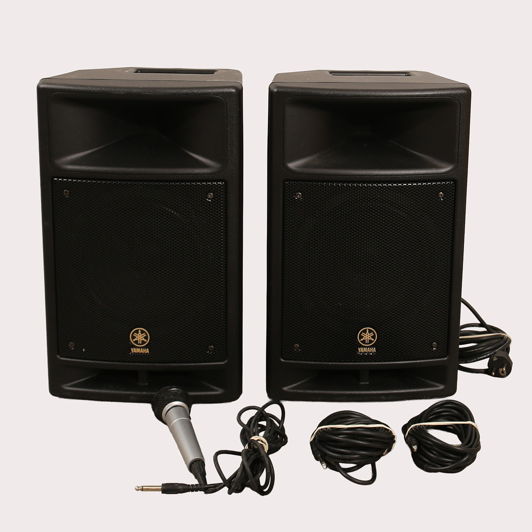 YAMAHA STAGEPAS 300 med kablage och mick. Portabelt PA system.