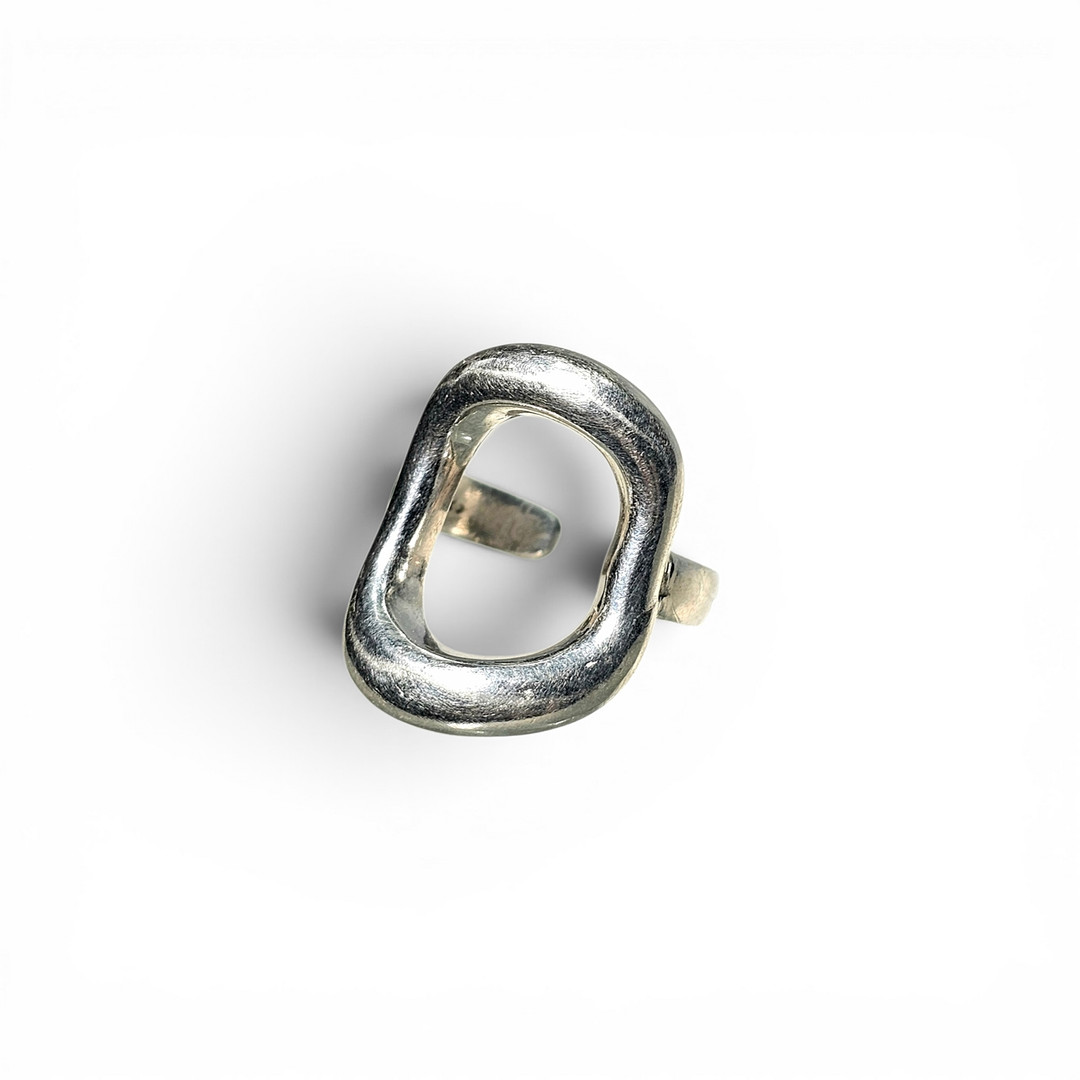 Sortija en plata de Ley de diseño único.