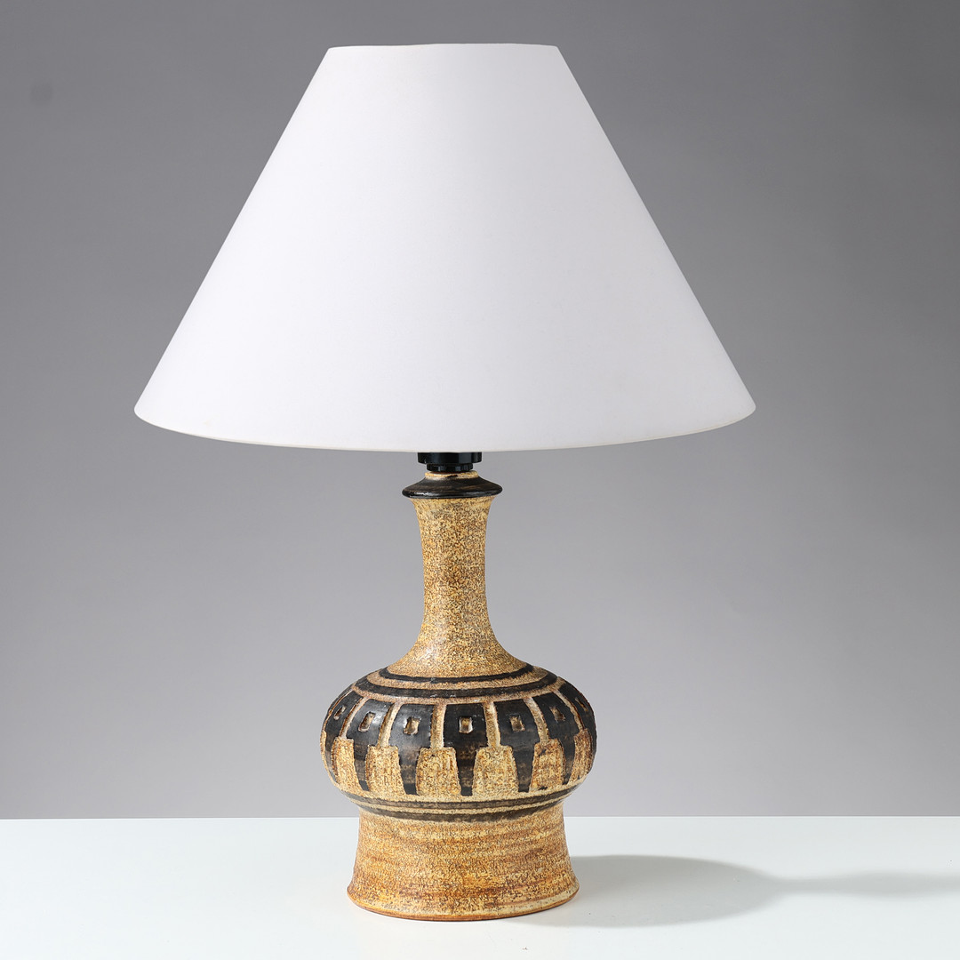 JETTE HELLERØE (F.1940): Bordlampe af stentøj dekoreret med sortglaserede relieffer, eget værksted, Danmark, 1970'erne.