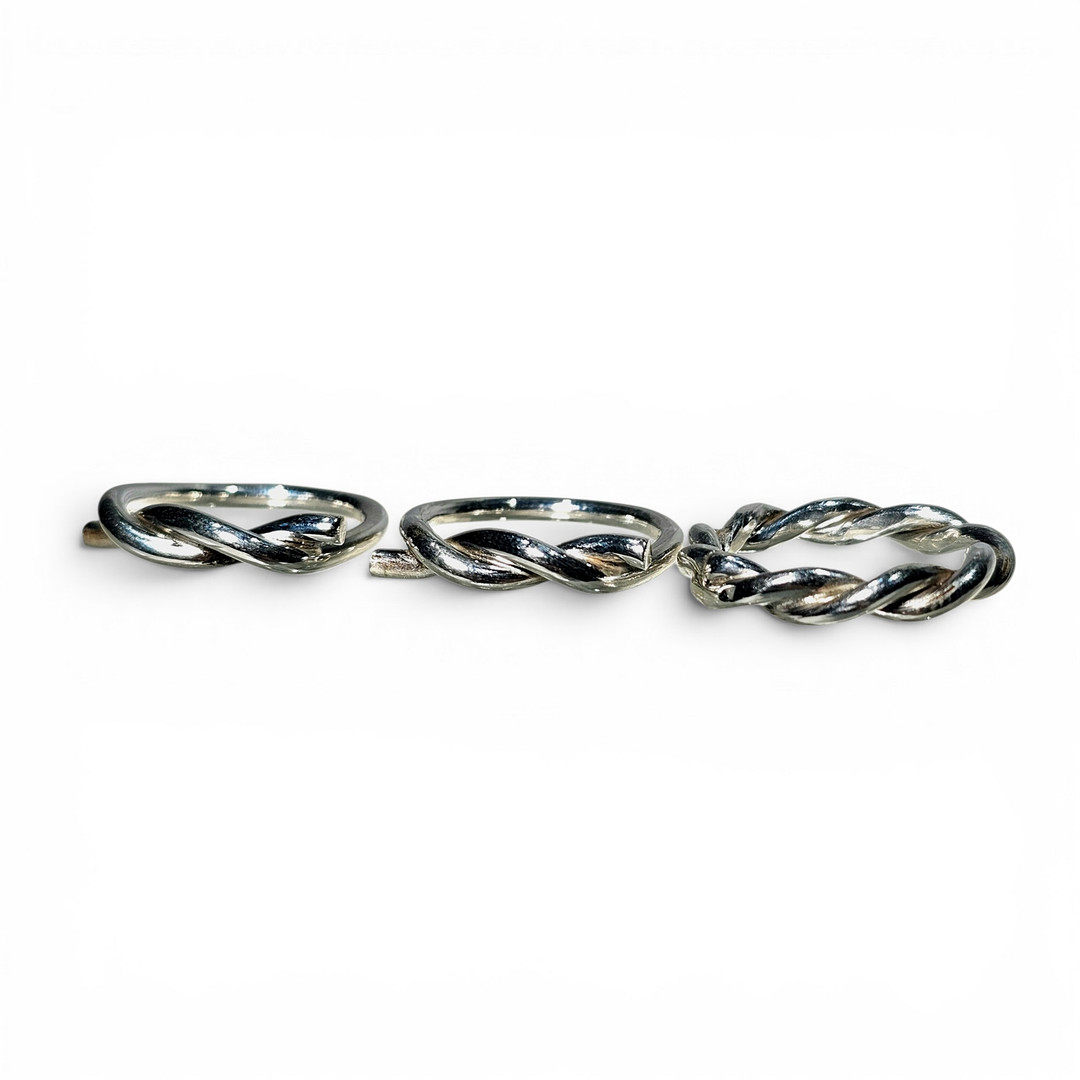 Conjunto de tres sortijas en plata de ley a modo de nudo. Nº 10-12.