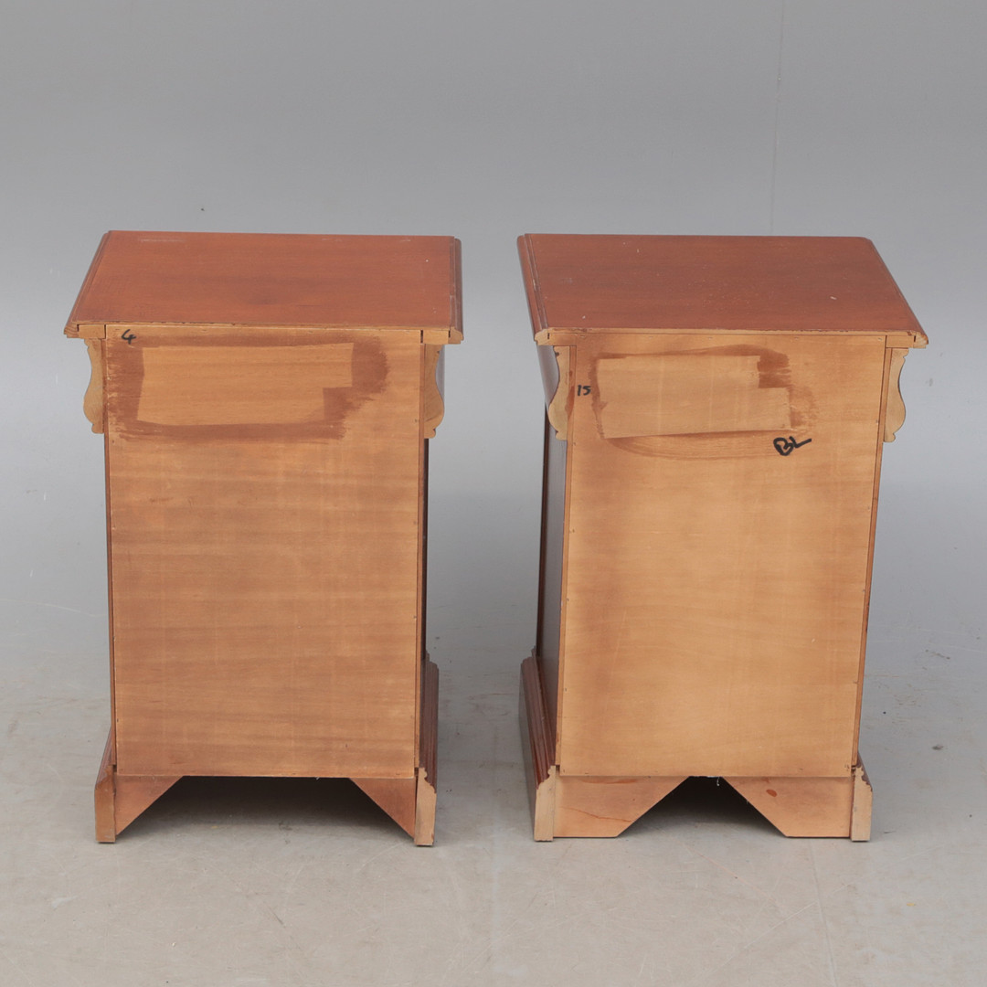 SÄNGBORD, 2 st, mahogny.
