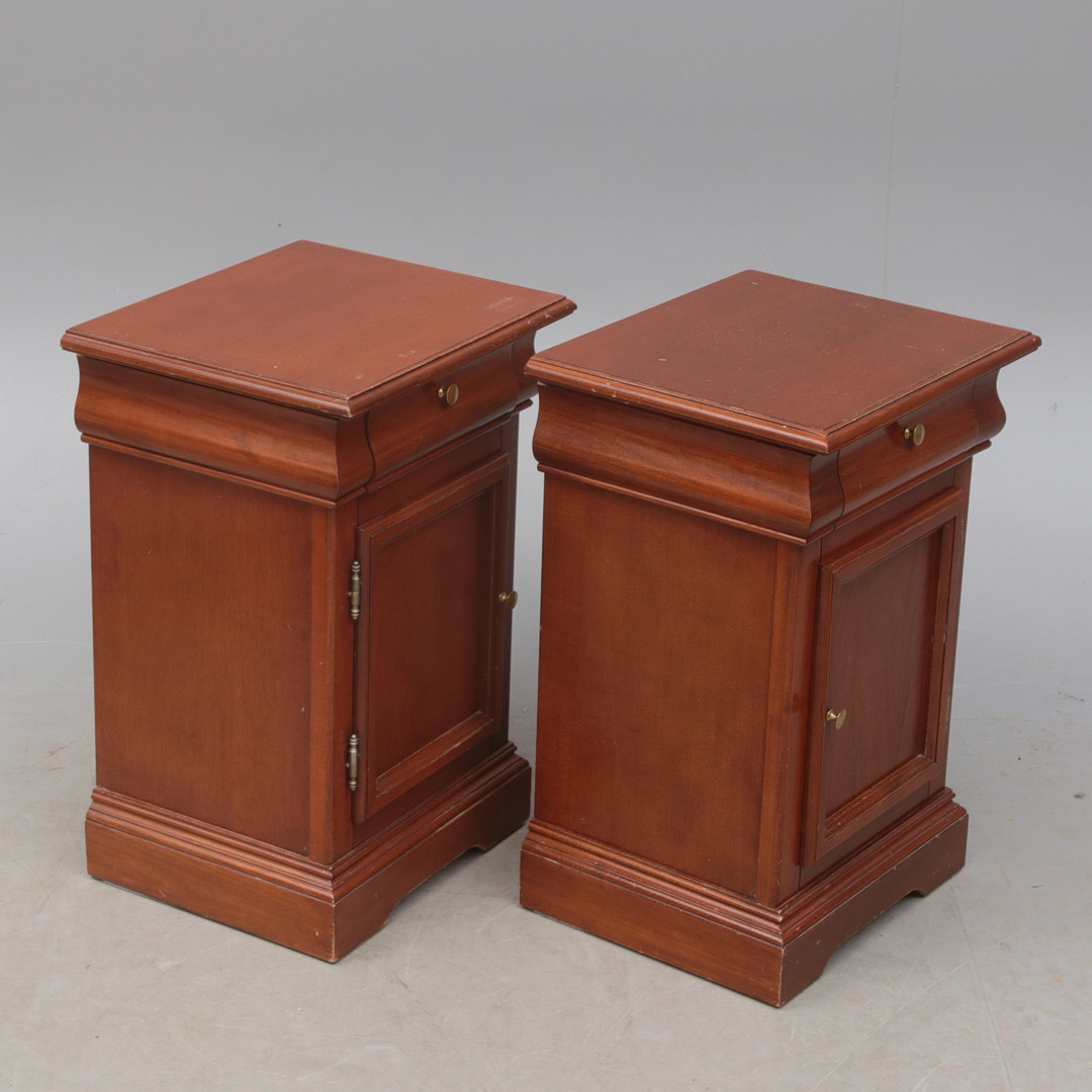 SÄNGBORD, 2 st, mahogny.