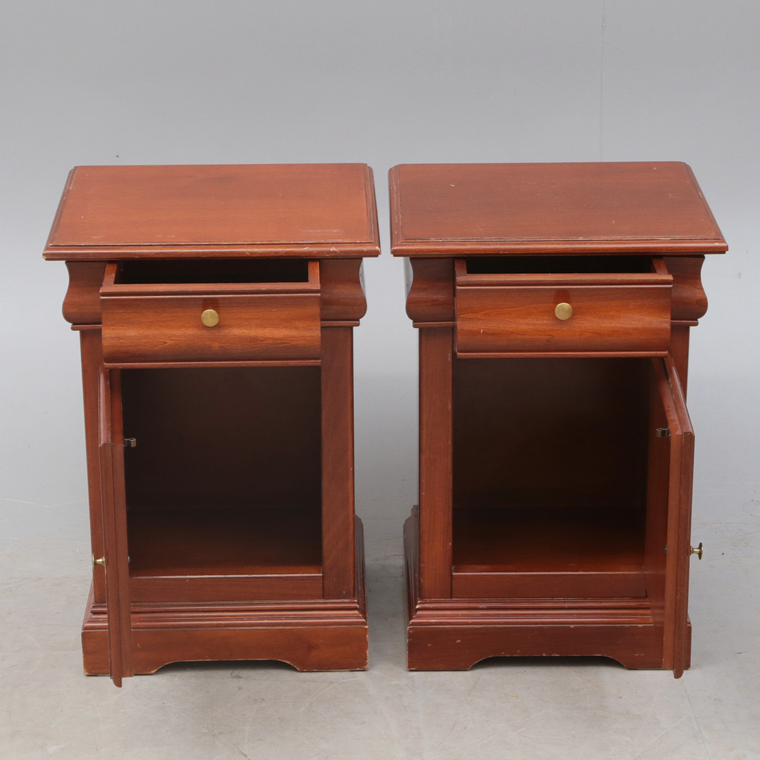 SÄNGBORD, 2 st, mahogny.