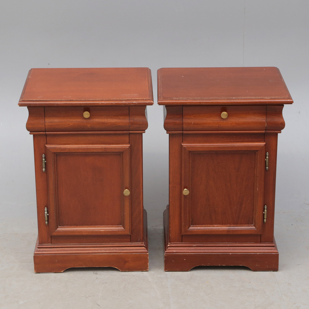 SÄNGBORD, 2 st, mahogny.