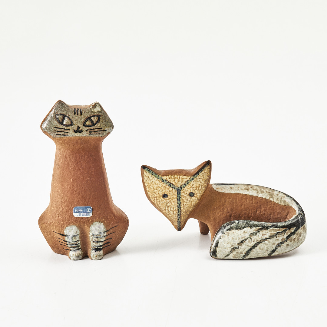 LISA LARSON. Figuriner, 2 st.,. "Katt" och ''Räv'' ur serien Lilla Zoo, Gustavsberg, en etikettmärkt.