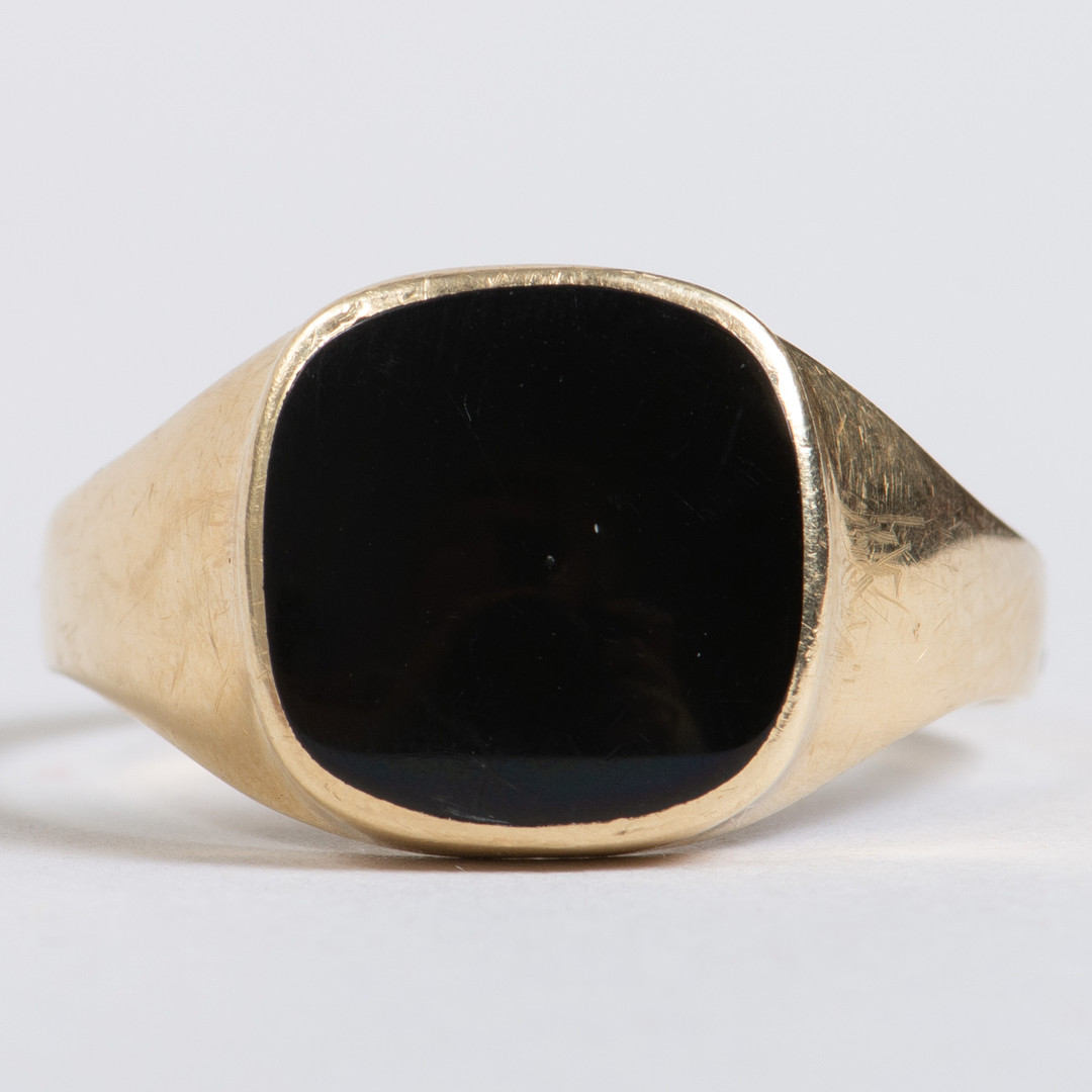 Jørgen Nielsen signetring med kvadratisk onyx sten 14K guld.