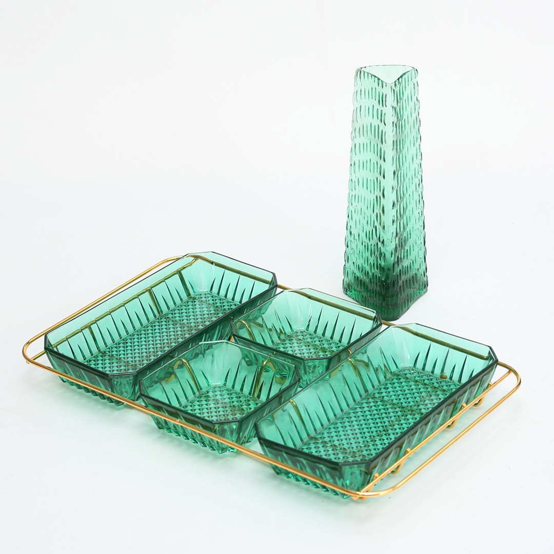 SERVERINGSSTÄLL samt VAS, grönt glas/gulmetall, 1900-talets senare del.